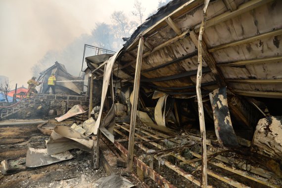 경북 울진군 산불 이틀째인 5일 울진읍 온양리에 있는 한 사찰에서 119대원들이 진화 작업을 펼치고 있다. 2022.3.5/뉴스1 © News1 최창호 기자