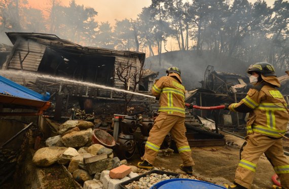 경북 울진군 산불 이틀째인 5일 울진읍 온양리에 있는 한 사찰에서 119대원들이 진화 작업을 펼치고 있다. 2022.3.5/뉴스1 © News1 최창호 기자