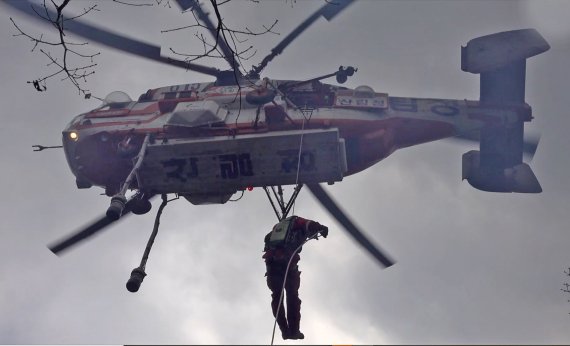 산림청 산림항공본부 공중진화대원들이 12일 오후 경북 울진 응봉산 정상으로 헬기 급속로프로 투입되고 있다. 특수부대 출신들로 구성된 공중진화대는 헬기 급속로프를 이용 산불 가운데 뛰어들어 방화선을 구축하고 기계화장비 등으로 진화작업을 하는 최정예 진화팀이다.(산림청제공)2022.3.13/뉴스1 © News1 최창호 기자