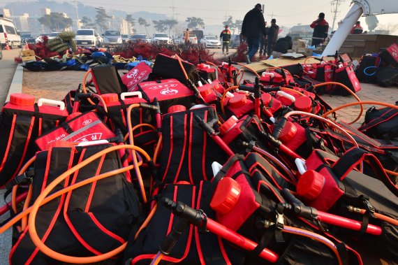 울진·삼척 산불 엿새째인 9일 경북 울진군 죽변면 봉평리 산불현장지휘본부 주차장에 진화대원들이 사용할 각종 장비들이 쌓여있다. 2022.3.9/뉴스1 © News1 최창호 기자