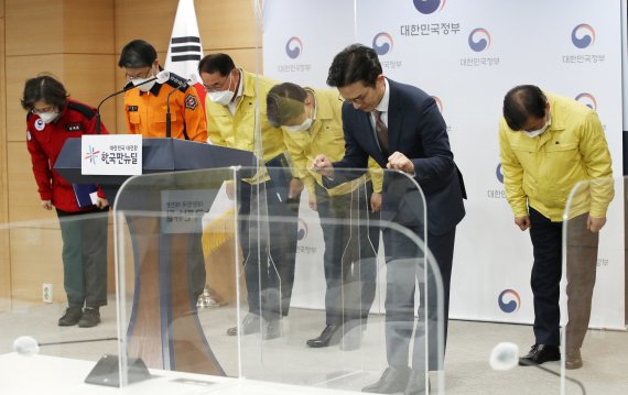 전해철 행정안전부 장관이 7일 오후 서울 종로구 정부서울청사에서 경북 울진, 강원 삼척 지역 대형 산불과 관련해 '산불방지 대국민 담화문' 발표를 마친 후 인사하고 있다. 2022.3.7/뉴스1 © News1 송원영 기자
