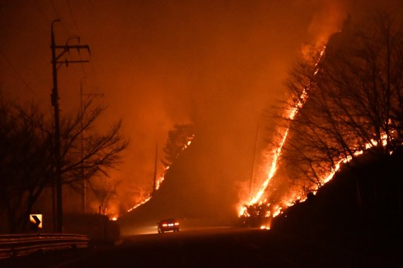 4일 경북 울진에서 발생한 산불이 강원 삼척으로 번진 가운데 진화당국은 야간 진화체제로 전환했다. 사진은 울진~삼척 간 구도로 쪽으로 불길이 번지는 모습.(삼척시 제공)2022.3.4/뉴스1 © News1 윤왕근 기자