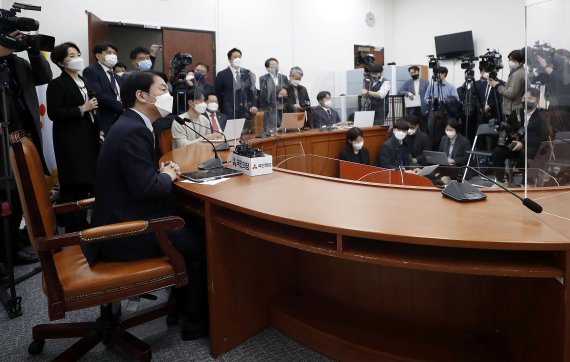 윤석열 대통령 당선인의 대통령직인수위원장에 임명된 안철수 국민의당 대표가 14일 서울 여의도 국회에서 기자간담회를 하고 있다. 2022.3.14/뉴스1 © News1 이동해 기자