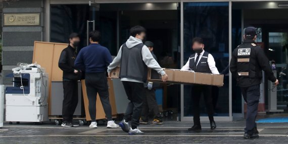 13일 윤석열 대통령 당선인이 내일(14일) 출근 예정인 서울 종로구 통의동 금융감독원 연수원에 마련된 집무실에서 작업자들이 분주히 움직이고 있다. 뉴시스