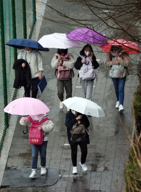 가족 확진돼도 등교… '숨은 감염'에 엄마들은 조마조마