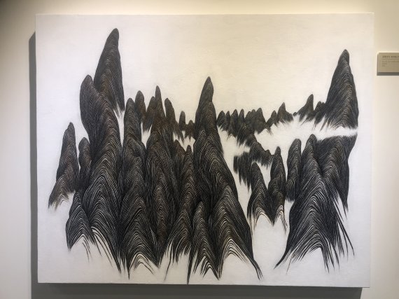 쇳가루 산수화로 알려진 김종구 작가의 'Fe- 산수(산수경철) 작품전'이 지난 12일부터 4월 11일까지 철의 도시 포항에서 열리고 있다. (아트스텔라 서밋 포항 갤러리제공) 2022.3.14/© 뉴스1