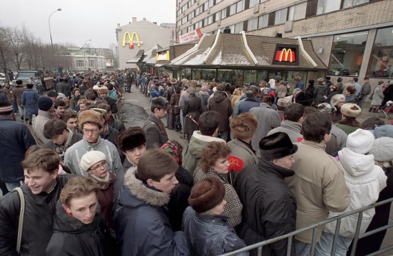 맥도날드가 러시아 모스크바에 러시아 1호점을 낸 1990년 1월 31일(현지시간) 매장 앞이 그야말로 인산인해를 이루고 있다. 맥도날드가 러시아 사업철수를 결정함에 따라 맥도날드 매장 간판은 '펀 앤드 테이스티' 등으로 바뀔 전망이다. AP뉴시스