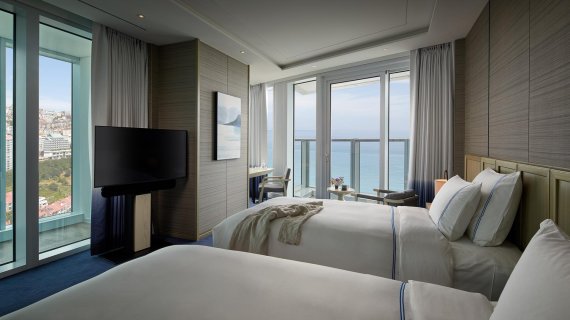 시그니엘 부산 '어게인, 블루밍 패키지 베이직'의 시그니엘 프리미어 룸 *재판매 및 DB 금지