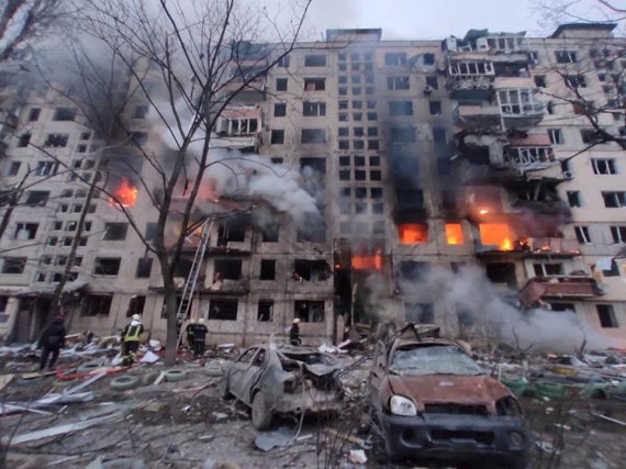 우크라이나 수도 키이우에서 14일(현지시간) 러시아군의 포격으로 아파트 건물이 파괴돼 구조대가 생존자 수색에 나서고 있다. 로이터뉴스1