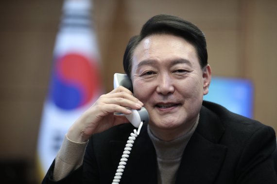 윤석열 대통령 당선인이 지난 14일 보리스 존슨 영국 총리와 전화통화를 하고 있다. 존슨 총리는 윤 당선인에게 당선 축하의 뜻을 전했으며 양국간 관계 발전방안을 논의했다. 사진=윤석열 당선인측 제공
