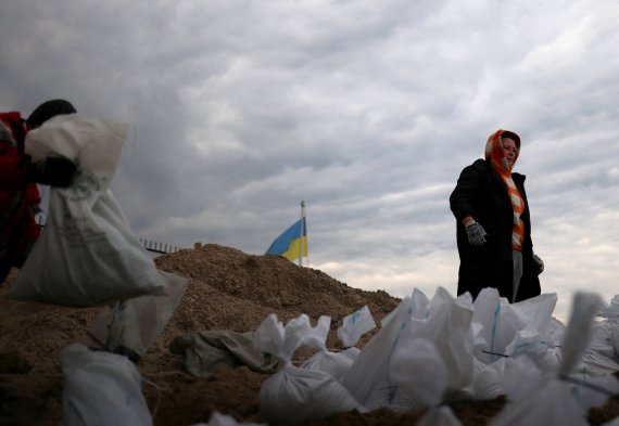 우크라이나 오데사 해변에 사람들이 모래 주머니를 옮기고 있다. © 로이터=뉴스1 © News1 이서영 기자