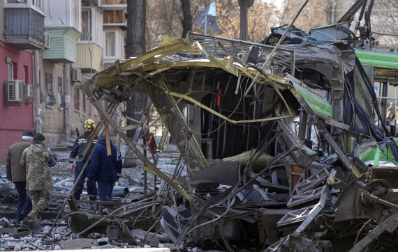 [키이우=AP/뉴시스] 14일(현지시간) 우크라이나 키이우에서 우크라이나 경찰이 러시아군의 포격으로 파괴된 트롤리버스 주변을 조사하고 있다. 2022.03.15.