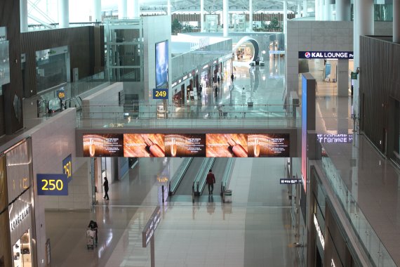 지난 15일 인천국제공항 2터미널 면세점에 여행객이 지나가고 있다./사진=뉴스1