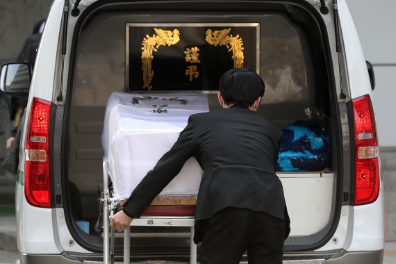 코로나19로 인한 사망자가 293명으로 집계된 어제 15일 서울 종로구 서울대학교병원에서 코로나 사망자가 운구되고 있다. /사진=뉴시스