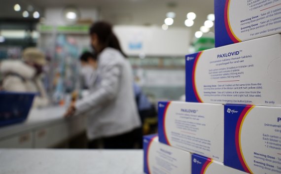 서울 시내의 한 약국에 먹는 코로나19 치료제 팍스로비드가 놓여 있다. 팍스로비드 처방은 매우 어려운데 현재 계약분의 21%만 도입된 것으로 나타났다. /사진=뉴시스