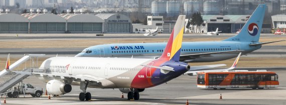 서울 강서구 김포국제공항에 대한항공, 아시아나항공 항공기가 대기중이다. 뉴시스