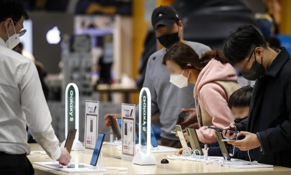 '알뜰폰+자급제' 조합 뜬다…통신비 月평균 3만원 저렴