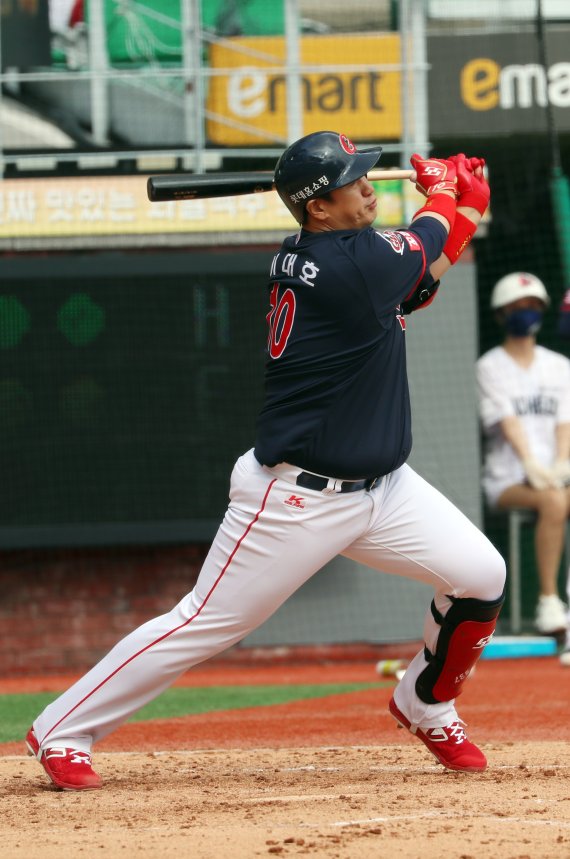 [인천=뉴시스]고승민 기자 = 4일 인천SSG랜더스필드에서 열린 2021 KBO 리그 롯데 자이언츠 대 SSG 랜더스 경기, 4회초 롯데 공격 1사 2루 상황 4번타자 이대호가 1루타를 치고 있다 2021.04.04. kkssmm99@newsis.com