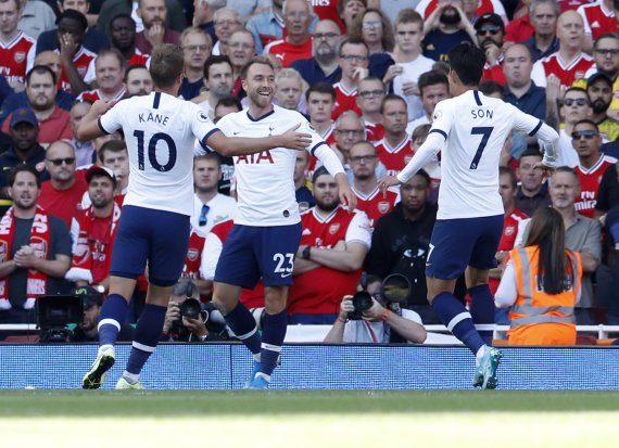 【런던=AP/뉴시스】토트넘의 손흥민(오른쪽)이 1일(현지시간) 영국 런던의 에미레이츠 스타디움에서 열린 2019-20시즌 EPL 4라운드 아스널과의 경기 전반 10분 자신의 발끝에서 시작된 크리스티안 에릭센의 선제골에 환호하고 있다. 손흥민은 후반 34분까지 79분을 소화하며 토트넘의 두 골 모두에 관여했고 토트넘은 2-2로 비겼다. 2019.09.02.