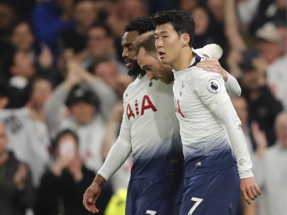 【런던=AP/뉴시스】토트넘의 손흥민(오른쪽)이 23일(현지시간) 영국 런던의 토트넘 홋스퍼 스타디움에서 열린 2018-19 잉글랜드 프로축구 프리미어리그 35라운드 브라이턴 호브 앨비언과의 경기 후반 결승 골을 넣은 에릭센(가운데)을 축하하고 있다. 이날 선발 출전한 손흥민은 후반 종료 직전 교체될 때까지 공격포인트를 쌓지 못했고 토트넘은 후반 43분 크리스티안 에릭센의 결승 골로 1-0으로 신승했다. 2019.04.24.