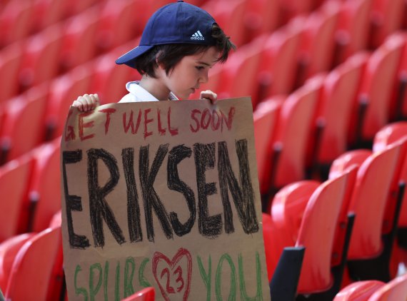 [런던=AP/뉴시스]13일(현지시간) 영국 런던의 웸블리 경기장에서 열린 유로 2020 축구선수권대회 D조 잉글랜드와 크로아티아의 경기가 끝난 후 한 소년이 크리스티안 에릭센(인터 밀란)의 쾌유를 기원하는 팻말을 들고 있다. 덴마크 대표팀의 에릭센은 12일 B조 조별리그 1차전 핀란드와의 경기 도중 의식을 잃고 쓰려져 병원으로 후송돼 의식을 되찾았다. 2021.06.14.