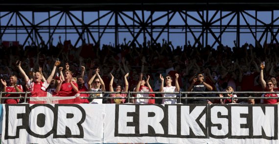 [코펜하겐=AP/뉴시스]17일(현지시간) 덴마크 코펜하겐의 파르켄 스타디움에서 열리는 유로2020 B조 조별리그 2차전 벨기에와 덴마크의 경기에 앞서 덴마크 축구 팬들이 크리스티안 에릭센의 쾌유를 기원하는 현수막을 걸고 응원하고 있다. 이날 경기는 벨기에가 덴마크에 2-1 역전승을 거두며 16강에 진출했다. 2021.06.18.