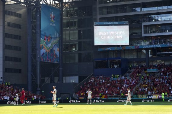 [코펜하겐=AP/뉴시스]17일(현지시간) 덴마크 코펜하겐의 파르켄 스타디움에서 열린 덴마크와 벨기에의 유로2020 B조 조별리그 2차전 경기 중 양 팀 선수들이 크리스티안 에릭센(덴마크)의 국가대표팀 등 번호 '10'에 맞춰 전반 10분 잠시 경기를 멈추고 1분 동안 관중들과 함께 박수하고 있다. 에릭센은 지난 13일 핀란드와의 경기 도중 의식을 잃고 쓰러져 병원에서 회복 중이다. 2021.06.18.