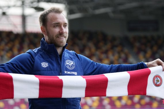 [런던=AP/뉴시스] 크리스티안 에릭센이 지난 2월 11일(현지시간) 영국 런던에서 열린 브렌트포트 FC 입단식에서 포즈를 취하고 있다. 2022.03.16.