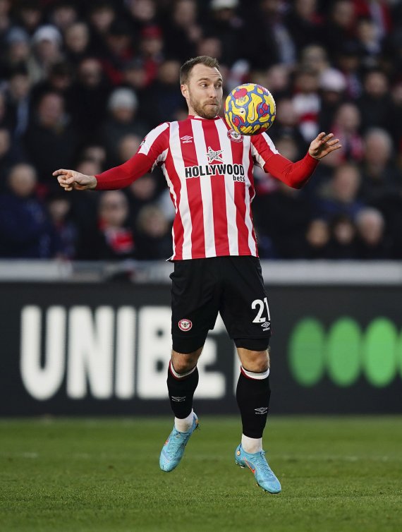 [런던=AP/뉴시스] 크리스티안 에릭센이 지난 2월 26일(현지시간) 영국 런던 브렌트포트 커뮤니티 스타디움에서 열린 브렌트포트 뉴캐슬 유나이티드 경기에서 트래핑을 하고 있다. 2022.03.16.