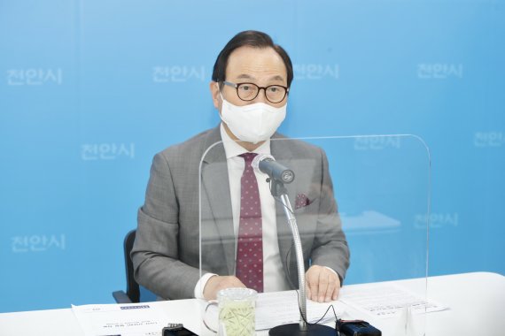 16일 박상돈 천안시장이 기자간담회를 열고 충남 재난지원금에 총 70억 원의 시비를 추가 지원한다고 발표하고 있다.