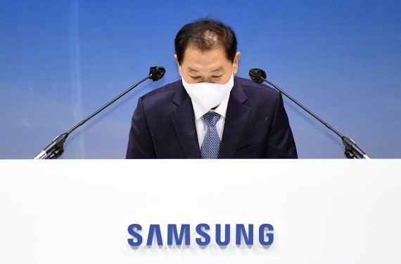 [수원=뉴시스] 김종택기자 = 한종희 삼성전자 대표이사 부회장(DX부문장)이 16일 오전 경기도 수원시 영통구 수원컨벤션센터에서 열린 제53기 삼성전자 정기주주총회에서 인사하고 있다. 2022.03.16. jtk@newsis.com /사진=뉴시스