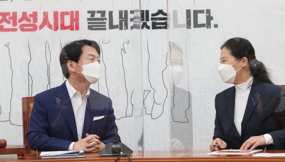 안철수 국민의당 대표(왼쪽)와 권은희 원내대표. 2021.10.14/뉴스1 © News1 이동해 기자 /사진=뉴스1