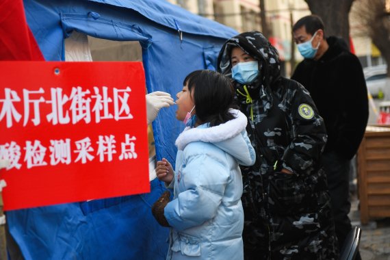 중국 네이멍구 자치구 후허하오터 시내에 있는 코로나19 검사소에서 24일 주민들이 줄을 서서 검사를 받고 있다. 2022.02.26 /사진=뉴시스