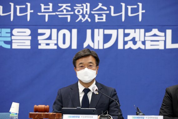 윤호중 더불어민주당 비상대책위원장이 16일 오전 광주 서구 더불어민주당 광주시당 대회의실에서 열린 광주 현장 비대위회의에서 모두발언하고 있다. 뉴스1