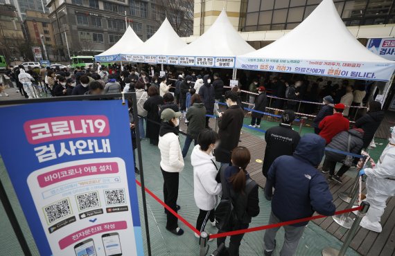서울의 한 선별진료소를 찾은 시민들이 검사를 위해 줄을 서고 있다.<div id='ad_body3' class='mbad_bottom' ></div> /사진=뉴시스