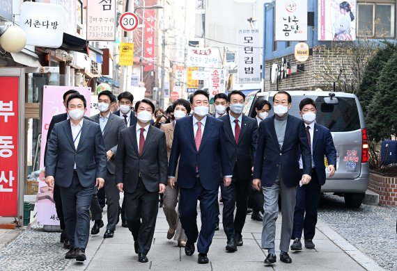 윤석열 대통령 당선인이 16일 오후 서울 종로구 효자로에서 점심식사를 마친 뒤 안철수 인수위원장, 권영세 부위원장, 원희룡 기획위원장 등과 함께 산책을 하고 있다. 국회사진취재단 사진=뉴스1