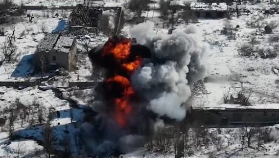 15일 우크라이나 국방부는 러시아 탱크를 폭파하는 영상을 공개하고 있다. 사진=뉴시스