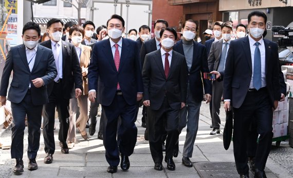 윤석열 대통령 당선인이 16일 오후 서울 종로구 통의동 집무실에서 점심 식사를 위해 안철수 인수위원장, 권영세 인수위 부위원장, 원희룡 기획위원장 등과 함께 식당으로 이동하고 있다. 사진=서동일 기자