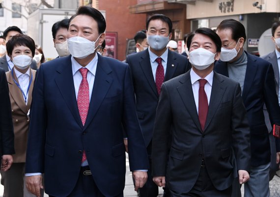 윤석열 대통령 당선인과 안철수 인수위원장이 16일 오후 서울 종로구 통의동에서 점심식사를 하기 위해 음식점으로 향하고 있다. 2022.3.16/뉴스1 © News1 국회사진취재단