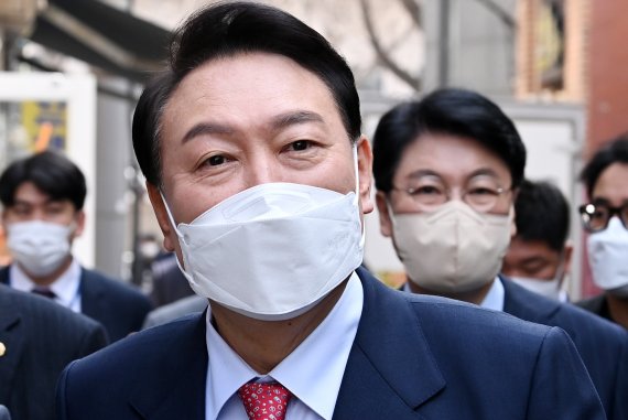 윤석열 대통령 당선인이 16일 오후 서울 종로구 통의동집무실에서 점심식사를 위해 이동하고 있다. 2022.3.16/뉴스1 © News1 국회사진취재단