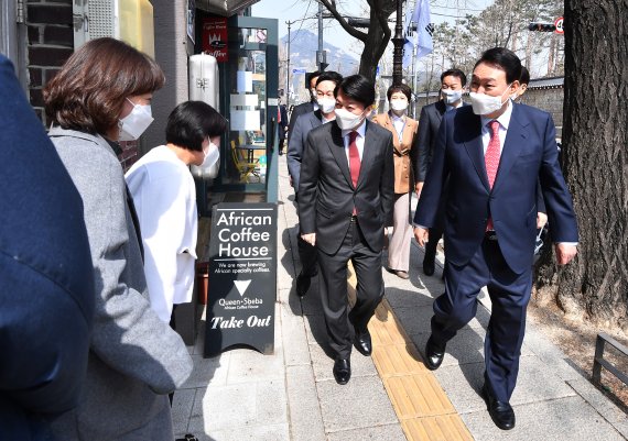 윤석열 대통령 당선인이 16일 오후 서울 종로구 통의동에서 점심식사를 마친 뒤 안철수 인수위원장 등과 함께 산책하며 시민들과 인사 나누고 있다. 2022.3.16/뉴스1 © News1 국회사진취재단