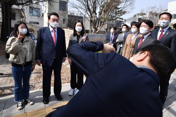 윤석열 대통령 당선인이 16일 오후 서울 종로구 통의동에서 점심식사를 마친 뒤 인수위 지도부와 산책하며 만난 시민들과 함께 사진을 찍고 있다. 사진 찍는 사람은 권영세 인수위 부위원장. 2022.3.16/뉴스1 © News1 국회사진취재단