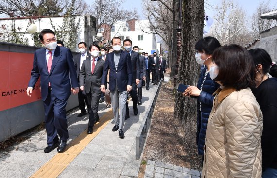 윤석열 대통령 당선인이 16일 오후 서울 종로구 통의동에서 점심식사를 마친 뒤 안철수 인수위원장 등과 함께 산책하며 시민들과 인사 나누고 있다. 2022.3.16/뉴스1 © News1 국회사진취재단