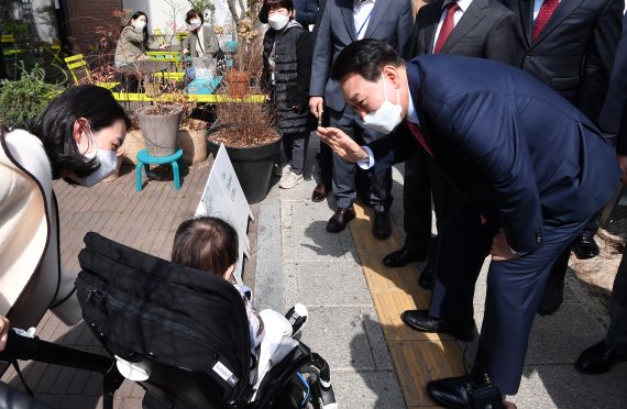 윤석열 대통령 당선인이 16일 오후 서울 종로구 통의동에서 점심식사를 마친 뒤 인수위 지도부와 산책하며 시민들과 인사하고 있다. 2022.3.16. 사진=뉴스1