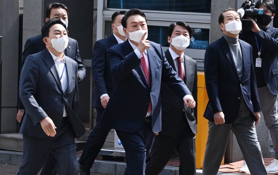 윤석열 대통령 당선인이 16일 오후 서울 종로구 통의동에서 점심식사를 마친 뒤 안철수 인수위원장과 권영세 부위원장 등 지도부와 함께 산책하고 있다. 2022.3.16/뉴스1 © News1 국회사진취재단