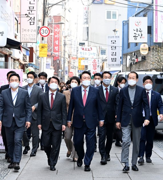 윤석열 대통령 당선인이 16일 오후 서울 종로구 통의동에서 점심식사를 마친 뒤 안철수 인수위원장, 권영세 부위원장, 원희룡 기획위원장 등과 함께 산책을 하고 있다. 2022.3.16.사진=뉴스1