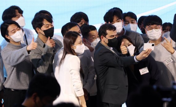 [부산=뉴시스] 하경민 기자 = 르노삼성자동차가 사명에서 '삼성'을 떼고 '르노코리아자동차(RKM)'로 새출발한다. 스테판 드블레즈 르노코리아자동차 대표이사가 16일 오전 부산 강서구 부산공장에서 새 비전 발표회를 가진 뒤 젊은 직원들과 기념사진을 찍고 있다. 2022.03.16. yulnetphoto@newsis.com