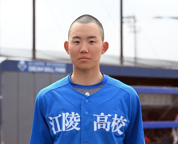 강릉고 선수들은 제 9회 전국명문고야구열전 개막 3일 전 자발적으로 머리를 밀며 '삭발 투혼'을 불살랐다. 맨위부터 '빡빡머리'를 하고 대회에 출전한 조경민, 김백산, 김영후 선수. 사진=박범준 기자