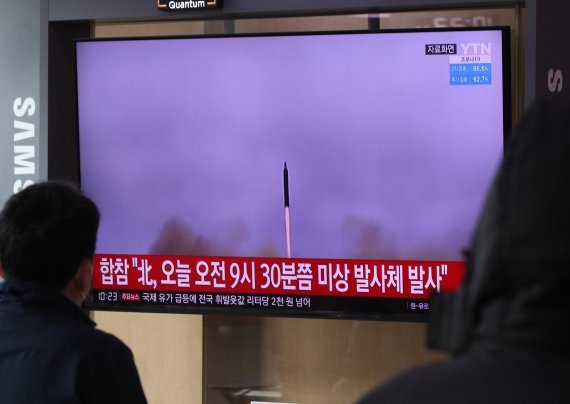 16일 오전 서울역 대합실에서 시민들이 대형TV를 통해 북한의 탄도미사일 추정 발사체 관련 뉴스를 보고 있다. 사진=뉴스1