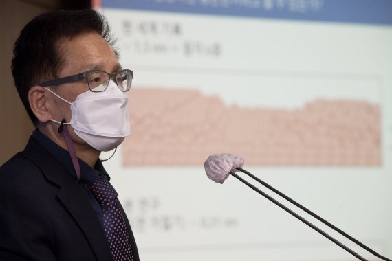 정세영 부산대학교 교수가 15일 오전 세종특별자치시 세종파이낸스센터 과기정통부 기자실에서 '구리 산화의 작동 원리에 대한 연구성과' 관련 브리핑을 하고 있다. (과학기술정보통신부 제공) 2022.03.16 /뉴스1